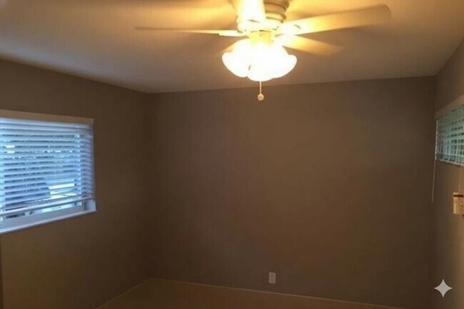 Building Photo - 704 NE 23rd Ave