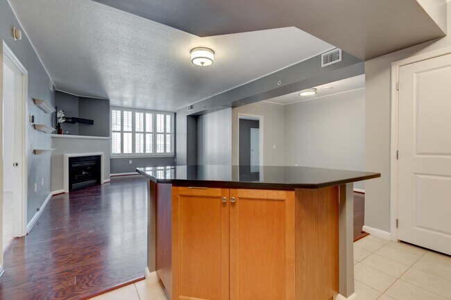 Building Photo - 851 N Glebe Rd