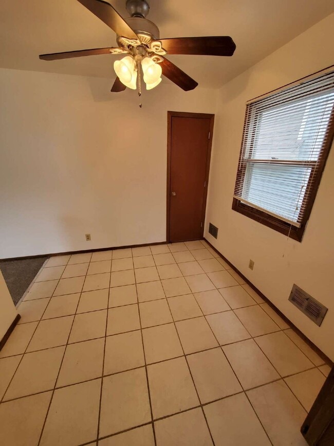 Building Photo - 1112 S 62nd St