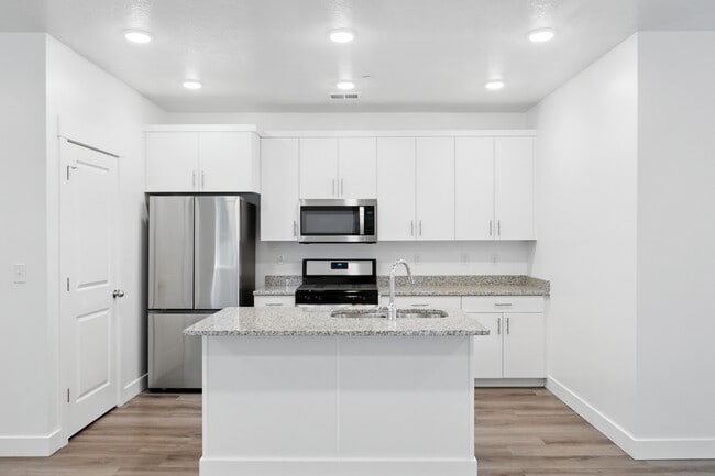 Building Photo - 470 W 15 S