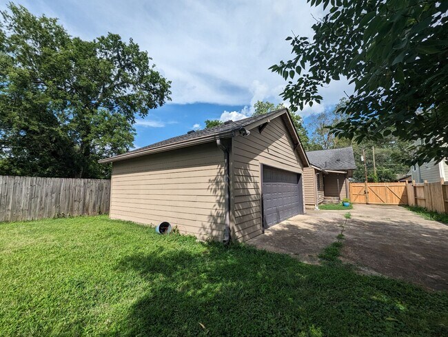 Building Photo - 1008 Stockell St