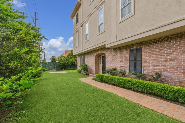 Building Photo - 2943 Brompton Square Dr