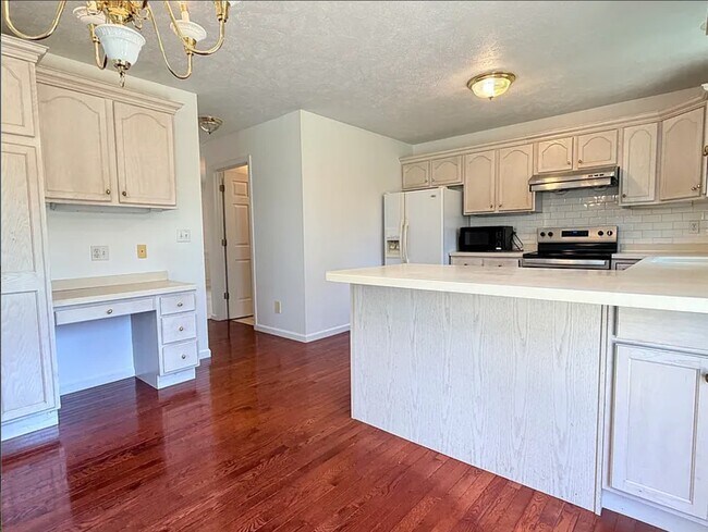 Building Photo - 611 Buttercup Dr