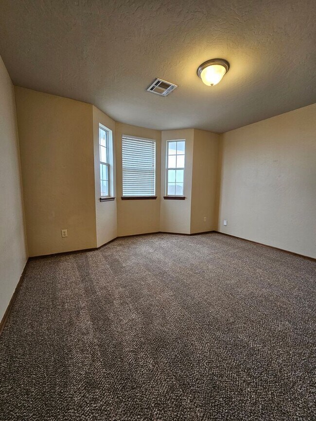 Building Photo - (4) Bed/(2) Bath in Moore w/ Shelter Avail NOW! Pets Negotiable!