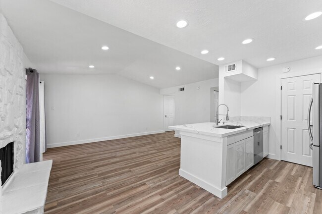 Building Photo - 17331 Red Oak Dr