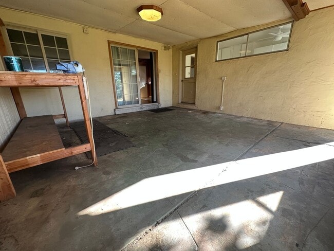 Building Photo - Lovely 3 Bed, 1 Bath with large backyard