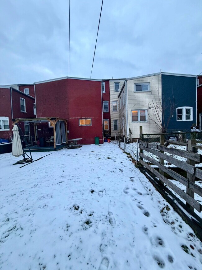 Building Photo - 631 E Madison St