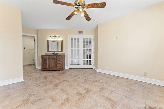 Building Photo - 1537 SE Royal Green Cir