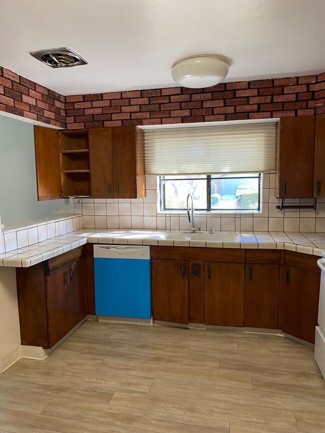 Building Photo - 3 bed + bonus room House available. Pets W...