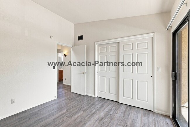 Building Photo - Spacious Three Bedroom/Three Bath Townhome