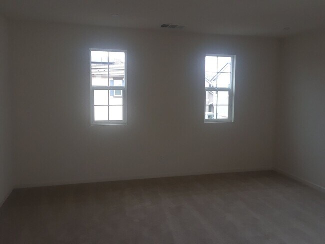 Building Photo - Centrally Located 3 Bedroom, 2.5 bath in gated community of Elk Grove