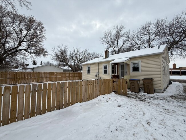 Building Photo - 3 Bedroom Home