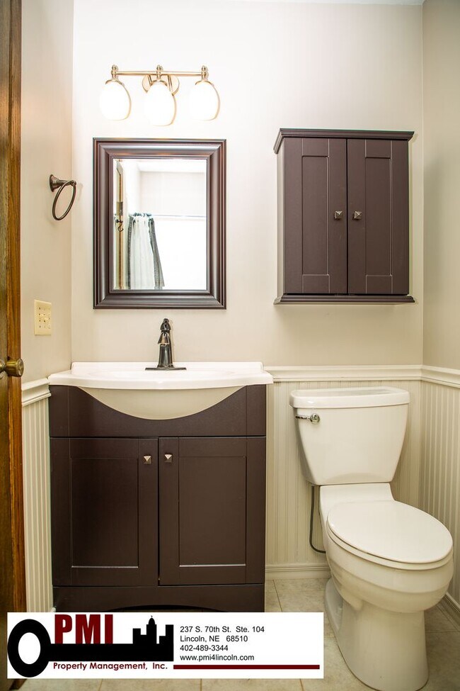 Building Photo - 3 Bedroom and 2 bathroom Colonial Hills House for rent!