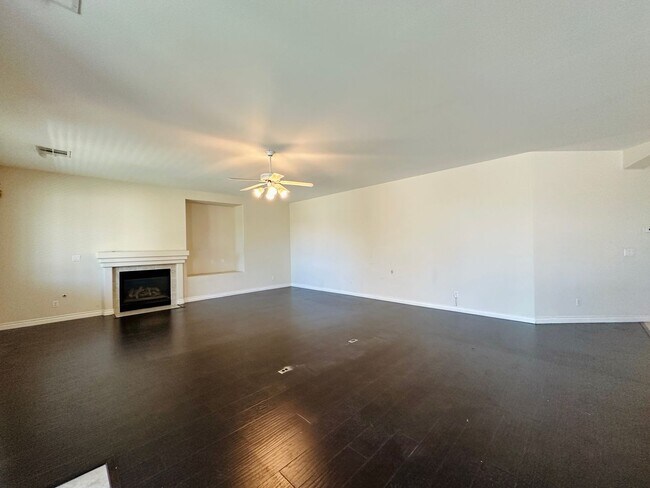 Building Photo - GORGEOUS 2 STORY HOME WITH A GRAND ENTRY &...