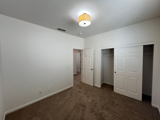 Building Photo - 5 bedroom home located in Sylvan School District!