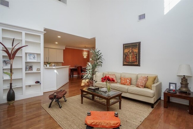 Building Photo - 1131 Enclave Square E