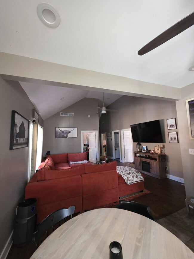 Building Photo - 329 N School Ave