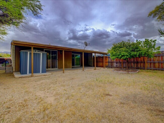 Building Photo - Charming 4-Bedroom Home with Spacious Living & Private Backyard!