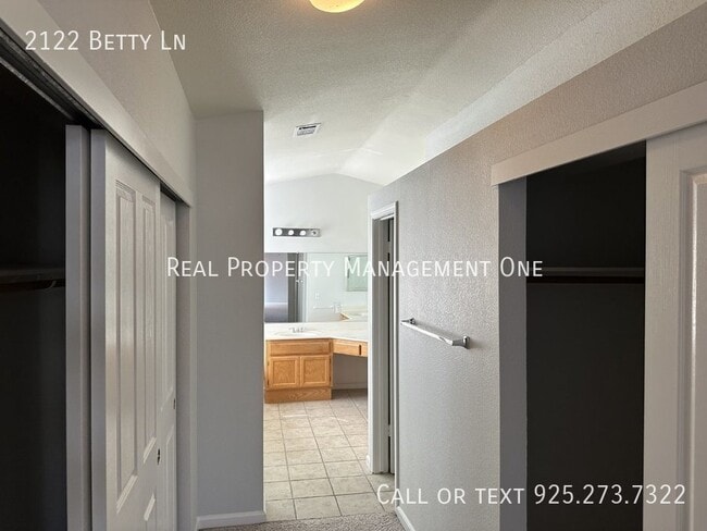 Building Photo - 2122 Betty Ln