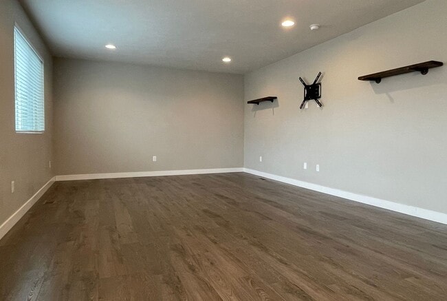 Building Photo - Spacious 2 Story with Finished Basement!