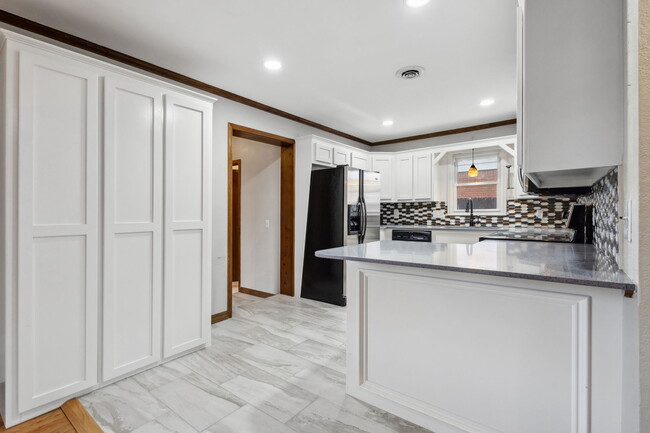 Building Photo - 10001 Ridgeview Dr
