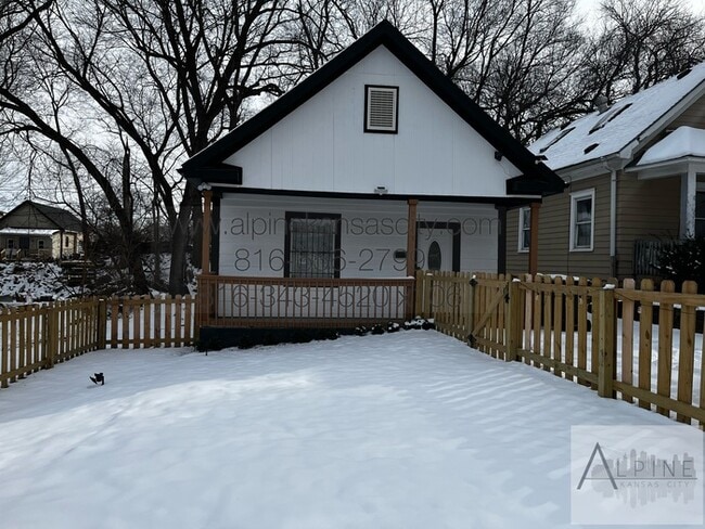 Building Photo - Beautifully Updated Home! Fenced! Vouchers OK!