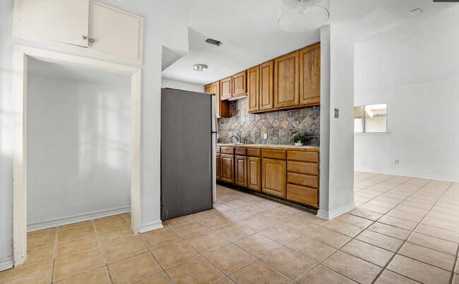 Building Photo - spacious 4-bedroom, 2-bath home