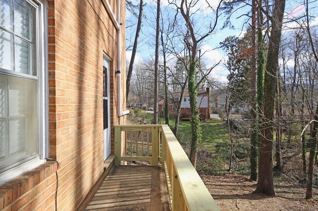 Building Photo - Nicely Updated Duplex Near UVA Medical Center