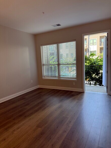 Building Photo - 6633 Dale Dr