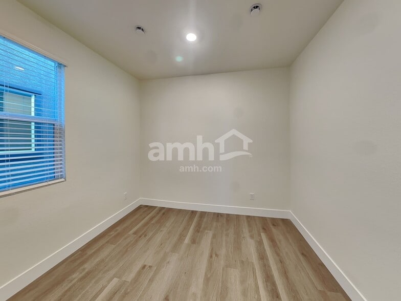 Building Photo - 8911 Dwarf Chin Ave