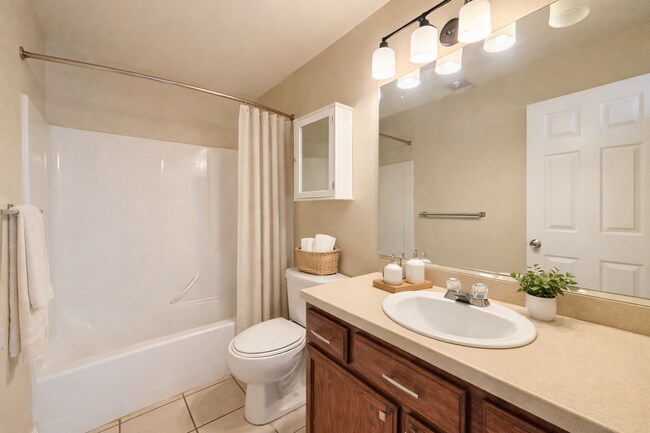 Building Photo - 5 bed 3 bath home in quiet neighborhood!