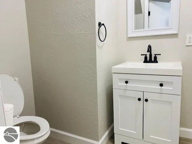 Building Photo - Charming Home in Cadillac Available May 2024