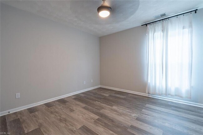 Building Photo - 5616 Memorial Dr