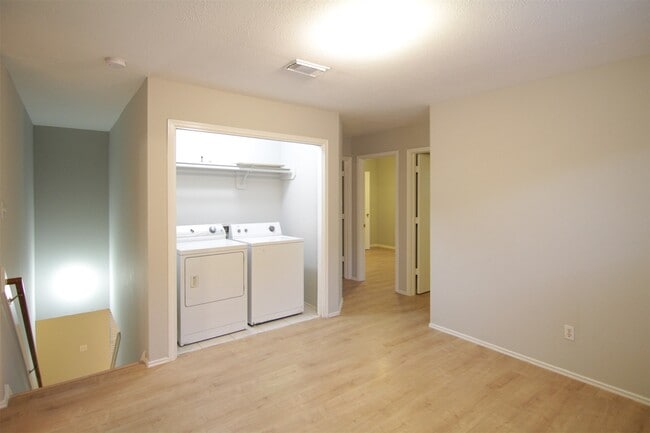 Building Photo - 8230 Golf Green Cir