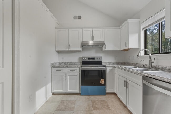 Building Photo - 2900 Woodrich Dr