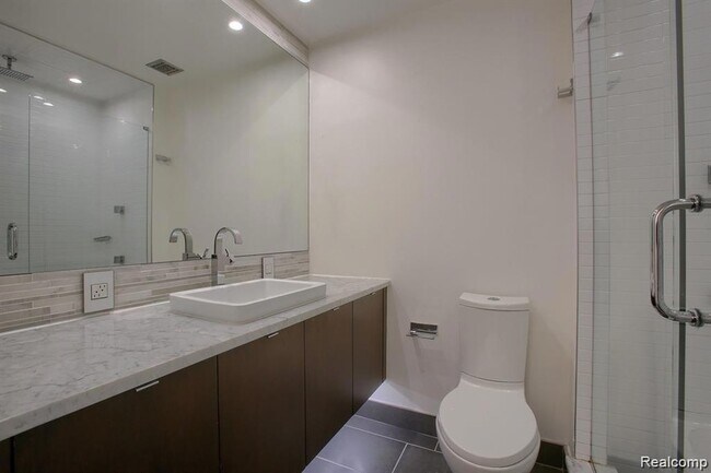 Building Photo - 6533 E Jefferson Ave