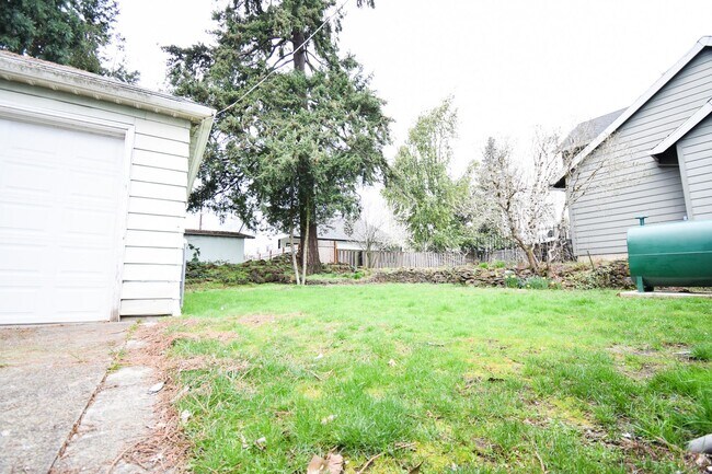 Building Photo - 2BD/1BA House with Garage!! Washer/Dryer i...