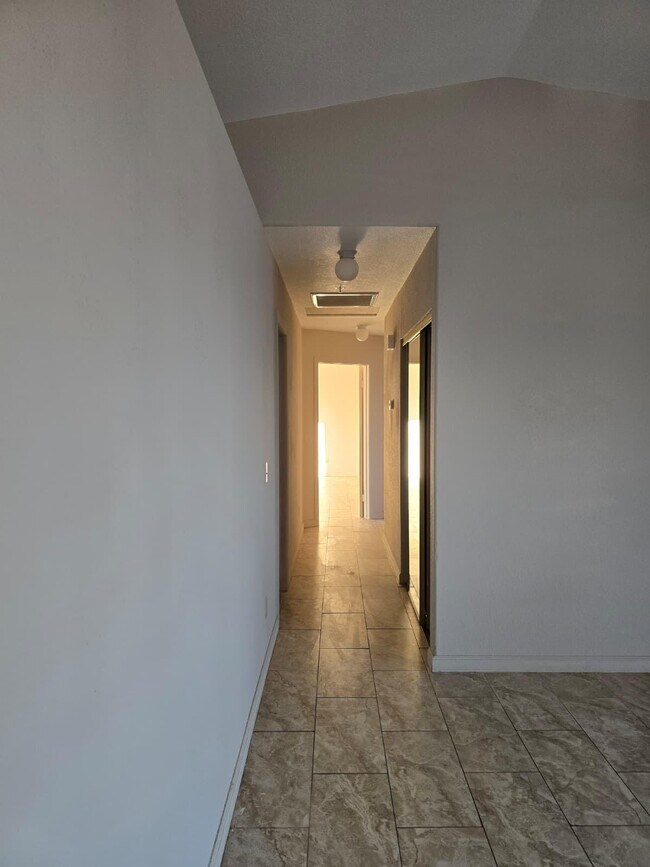 Building Photo - 9673 Vista Del Valle