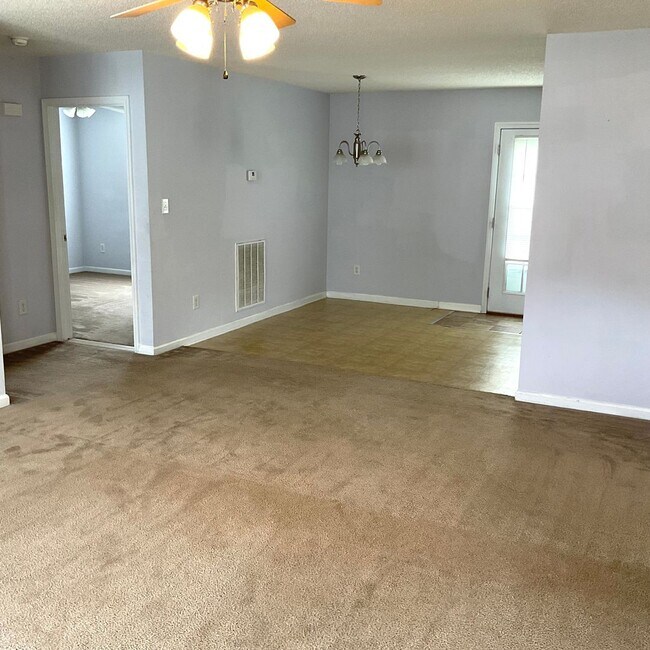 Building Photo - 3 Bedrooms, 2 Baths Home For Rent in Newton NC with 2 car garage