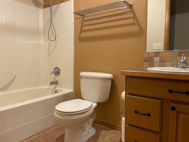 Building Photo - Well Maintained Home in Desirable Pelican ...