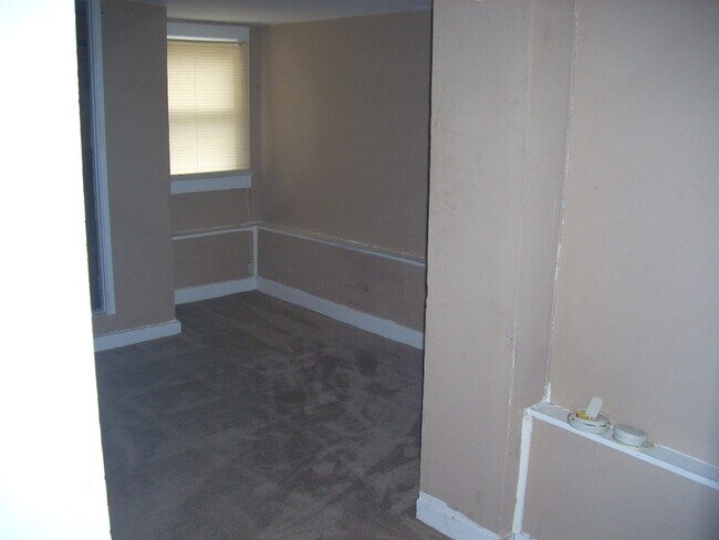 Building Photo - 108 S College St