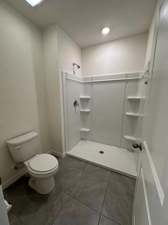 Building Photo - 3 Bedroom 2.5 Bath Townhouse