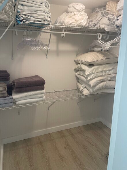 walk in closet - 1 Key Capri