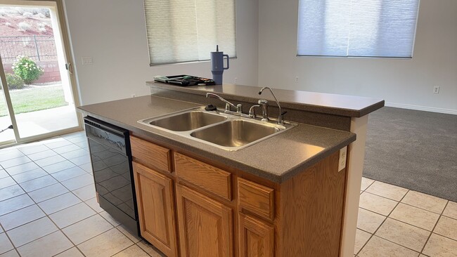Building Photo - Beautiful 4 Bedroom Home in Coral Canyon
