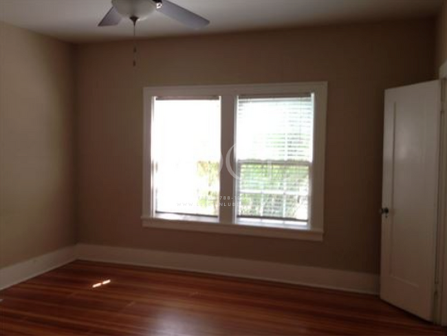 Building Photo - Large 3 bed 2 bath in walking distance to ...