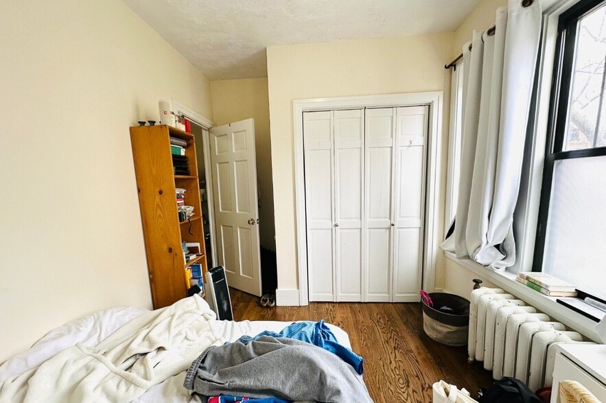 Building Photo - 452 Park Dr