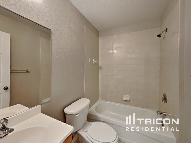 Building Photo - 1240 Fleetwood Dr NW