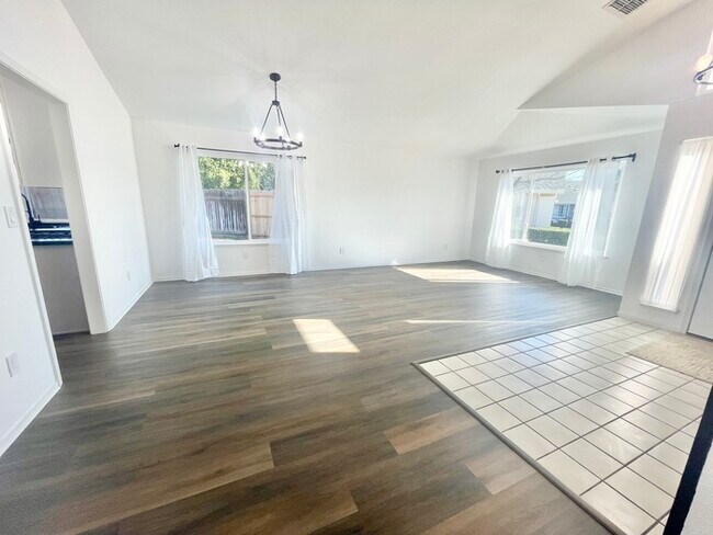 Building Photo - Stunning newly remodeled 3 bedroom 2 bathroom home!