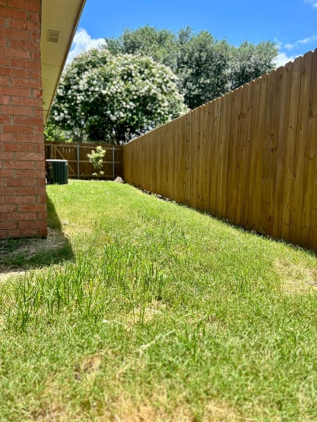 Building Photo - SPACIOUS 3/2/1 DUPLEX