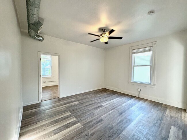 Building Photo - 4 bed/2 full bath Rental on Warner - Mins ...